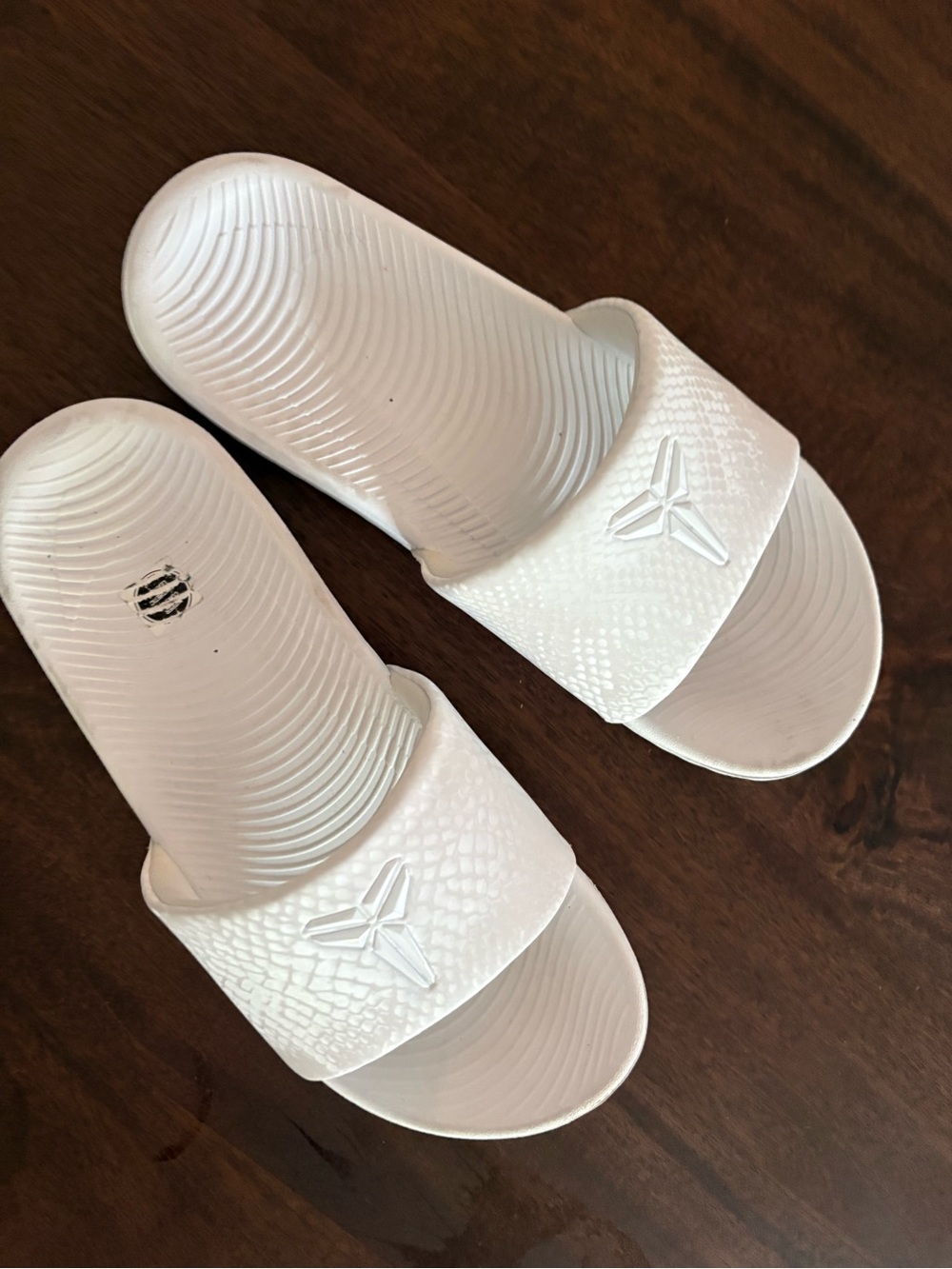Kobe White Slide Sandals – Gently Used – Size [6Y]